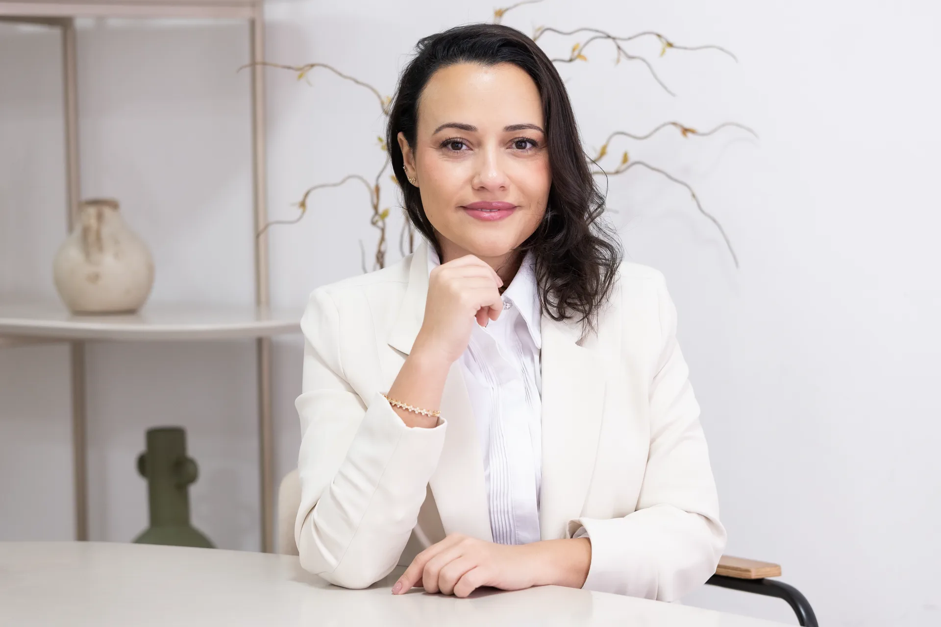 Dra. Morgana Domingues usando jaleco branco